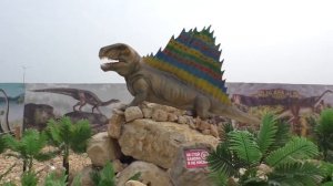 Парк динозавров. Ящеры поворачивают головы, шевелят лапами. Казань - Арена