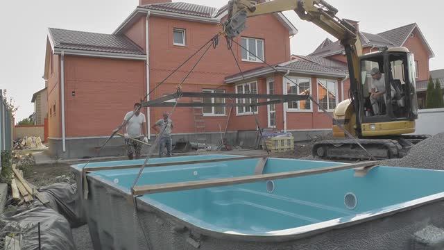 Монтаж чаши бассейна мини экскаватором. смотреть онлайн
