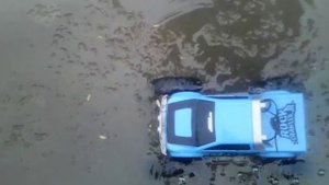 Проверяем машину по лужам