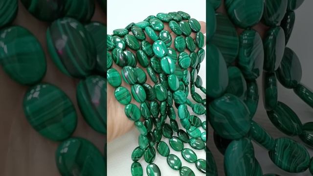 Бусины "Овал" Малахит 16*12мм.  Бусин в нити - 25шт. Цена - 2 280 ₽ На сайте : stones-shop.ru