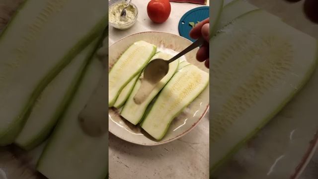 Простой и вкусный рецепт кабачка! #кабачек #рецептизкабачков #рулетики #закуска #Ricco #чтопокушать