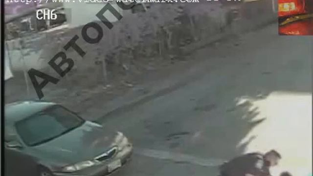 Напал на полицееского  получи свинец ! США !