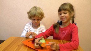 Как сделать свинку из кабачка и моркови. Поделки из овощей своими руками.