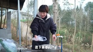 秋妹燒上一鍋香辣牛尾,肉質緊實香辣過癮,大口大口啃起吃太巴適了!【颜美食】