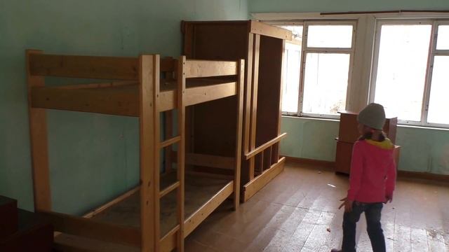 Детский лагерь Дружба Ижевск. Девочки качаются на качелях и каруселях.