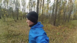 Тренировка бега по лесу в октябре.