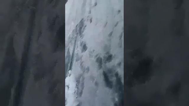 Дорогая машина уходит под лёд