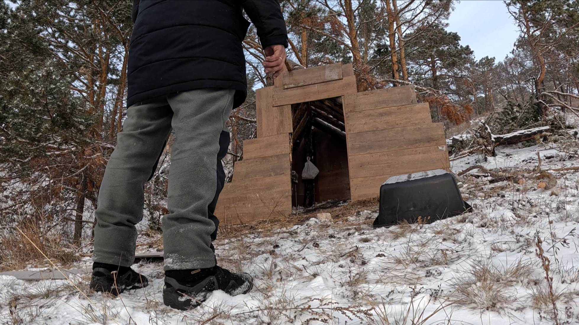 Лесной шалаш с печкой