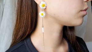 Длинные асимметричные серьги Белые хризантемы