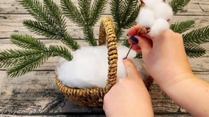 Как легко и быстро сделать праздничную композицию, которая украсит ваш дом.