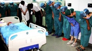 Все врачи склонили голову перед ребёнком! Причина растрогает вас до слёз!