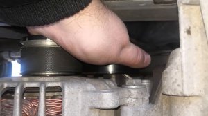 Люфт натяжного ролика ремня генератора