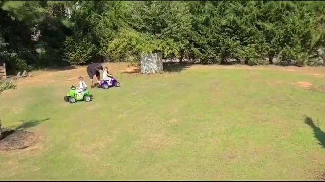 ВНУКИ УСТРОИЛИ ГОНКИ НА КВАДРОЦИКЛАХ // АМЕРИКА (перезагрузка из за копирайт музыки) смотреть онлайн