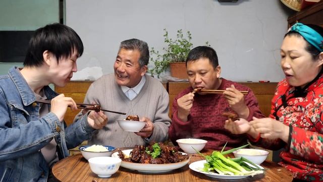 会成做糖醋排骨，酸甜可口真解馋，香而不腻，老爸配米饭能吃3碗【会成一家】