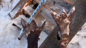 пешня👍другой ластачкин хвост, рубит лёд и ровняит край.