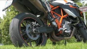 Ducati Hypermotard 1100 vs. KTM 990 SMR Superbike-online.cz