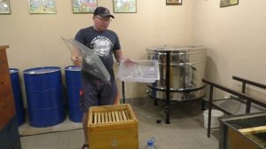 Кормушка для стимуляции и закорма пчёл .