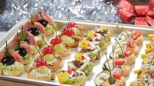Быстрые закуски на новогодний стол 2025. Легкие и вкусные угощения на праздничный новогодний стол.