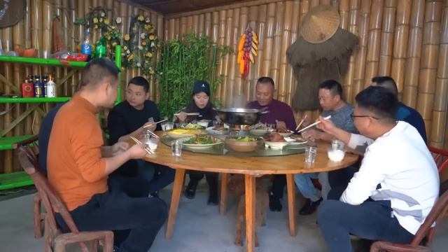大哥想吃肉了，老二做滿滿一大盆五花肉，大口吃肉大碗喝酒【鐵鍋視頻】