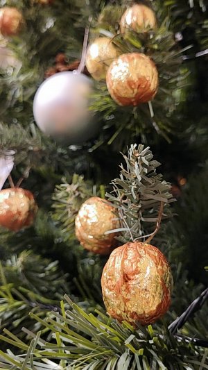 Новогодний декор- орешки)