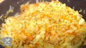 Тушеная капуста с сосисками (ужин—просто, быстро, вкусно).