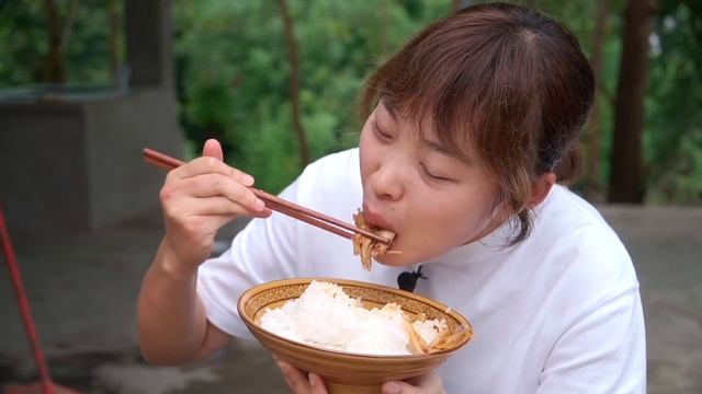 弟弟感冒了，秋妹體貼弟弟做“仔薑鴨”驅寒，吃完一大盤，舒服多了！ 【顏美食】