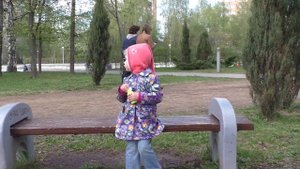 Девочка дует мыльные пузыри. Детская игра на свежем воздухе. Little girl blowing soap bubbles.