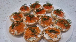 Тарталетки с креветками и творожным сыром