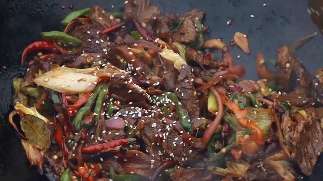 牛肉這樣做來吃才過癮， 柴火灶大鐵鍋炒牛肉，一人吃一大鐵鍋，吃了還想吃 【鐵鍋視頻】