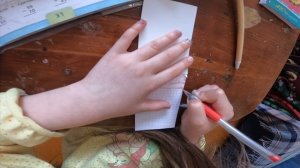 Ева проверяет уроки