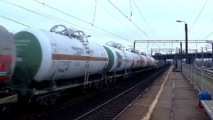 Тепловоз 2ТЭ116-1607 с грузовым поездом свистит турбинами на весь город, показывая свою мощь