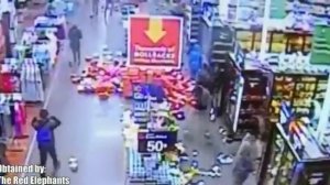 Школьники громят один из магазинов сети Walmart в Чикаго