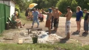 Мужик бьёт палкой по голове деда