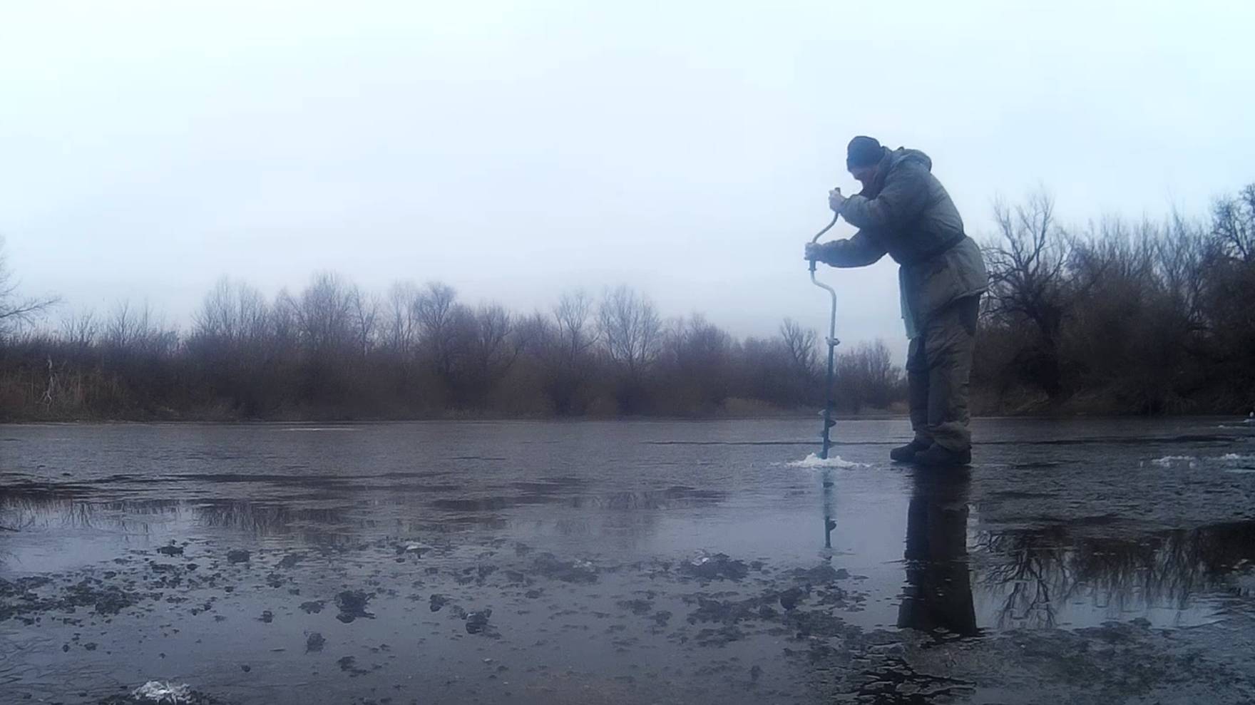 С безмотылкой на первом льду луна убывает за бортом плюс.