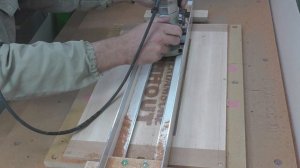 Поднос с логотипом фирмы по продаже древесины.