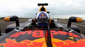 Bugatti Chiron против болида Red Bull Формулы-1