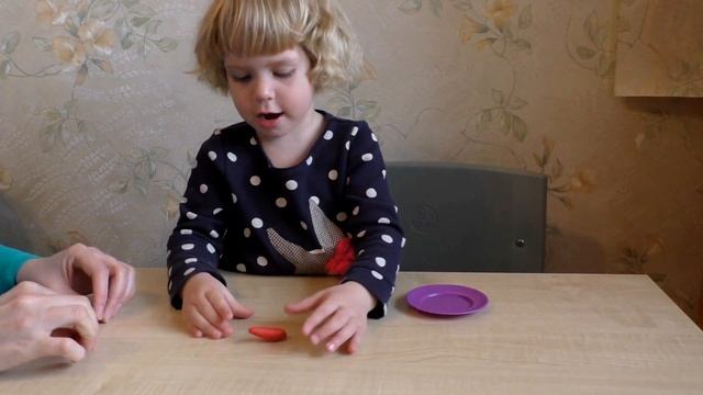 Яйцо. Аппликация из картона, пуговиц, пластилина и гороха. Поделки на Пасху своими руками.