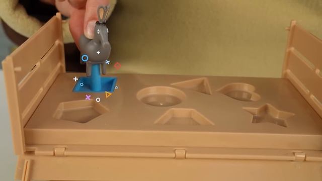 Маленькая Вера - Медведь распаковывает Синий Трактор и прицеп - сортер с животными