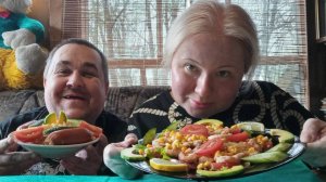 Обжор - сардельки с макаронами | Мукбанг - салат с креветками
