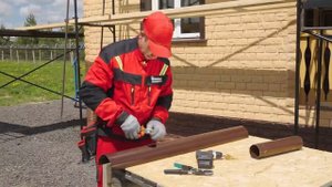 Монтаж металлических водостоков Дёке STAL