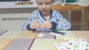 клею магнит на алфавит