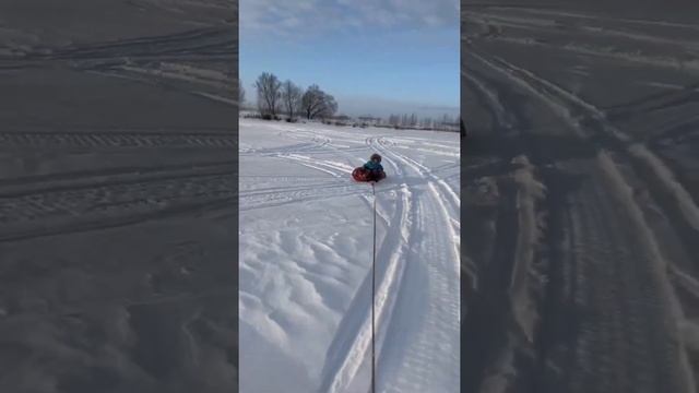 Евтихий мал, да удал! Катается на ледяной горке, на плюшке за снегоходом. Зимний экстрим в деревне