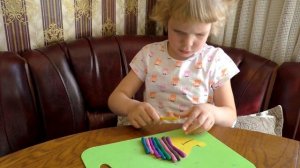 Ежик из пластилина и арбузных семечек. Детские поделки из природного материала своими руками.