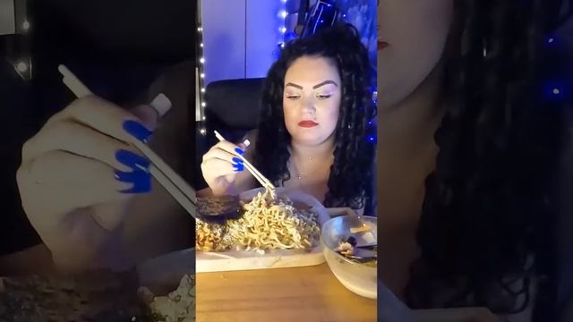 солянка и лапша))) и...  хеллоуин   #мукбанг #mukbang