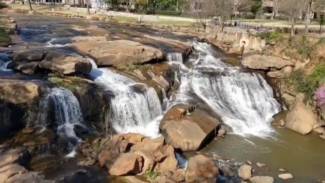 ОЧЕНЬ КРАСИВЫЙ ПАРК ВОДОПАД В ШТАТАХ ГРИНВИЛ ЮЖНАЯ КАРОЛИНА. США смотреть онлайн