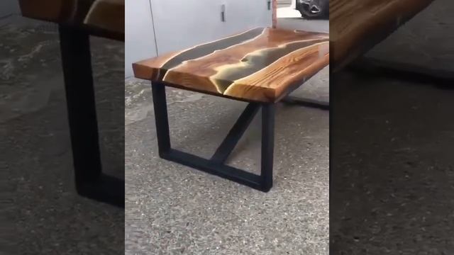 Яркий журнальный стол с модным и стильным дизайном.