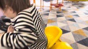 Алиса с мамой пришли в новый детский центр