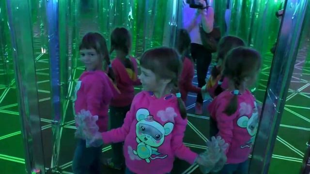 Зеркальный лабиринт: танцы с отражениями, зеркальная комната бесконечности.