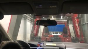 Туннельная автомойка/ Вид из салона автомобиля.