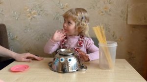 Поделка Ежик из спагетти. Игры без игрушек для детей 2 - 3 лет.